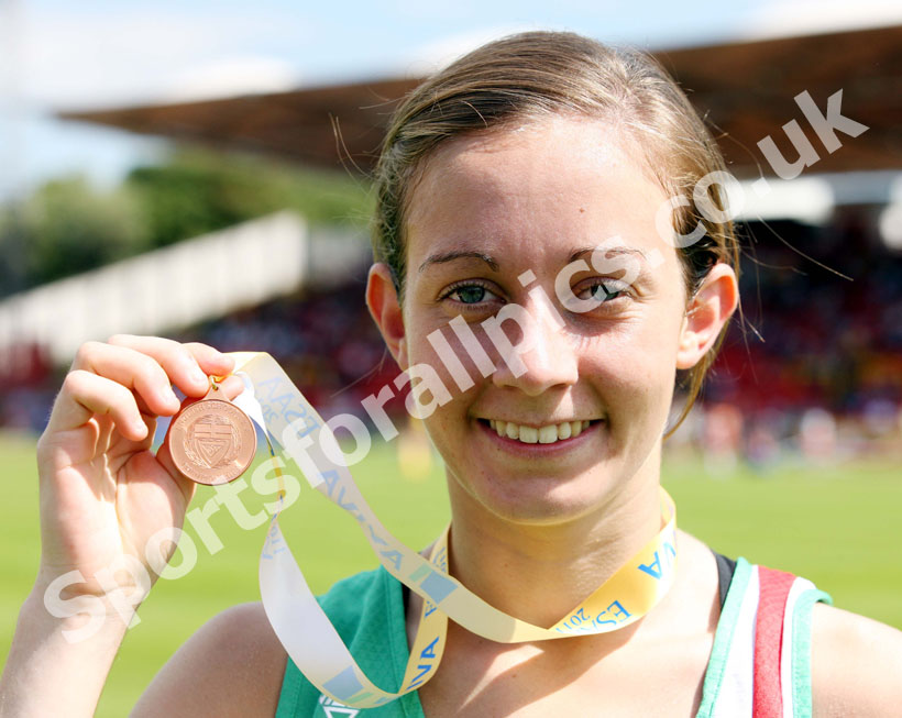 Charlotte Taylor (Lincolnshire) bronze medal in the 3000m senior girls